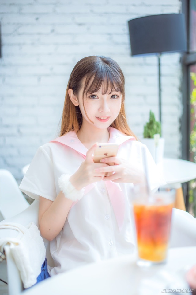 男女间不存在也不可能存在友谊，所谓男女之间的友谊，不外是爱情的初步或剩余，或许就是爱情自身。